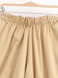 Gros plan sur un short paperbag kaki avec taille élastique et texture en sergé chic