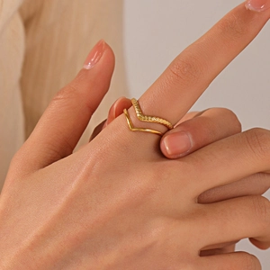 Fashionable gold double-layer V-shaped stainless steel open ring worn on a finger