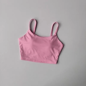Vue détaillée à plat d'un caraco de sport rose avec fines bretelles et ourlet large