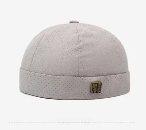 Détail du bonnet docker gris respirant avec perforations laser et boucle métallique