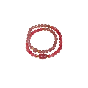 Bracciale a doppio giro in cristallo fragola con perline dorate e ciondolo Pixiu inciso