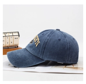 Détail de la broderie Brooklyn sur une casquette en coton délavé au style vintage