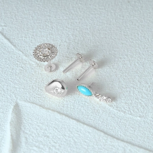 Detailoverzicht van de S925 sterling zilveren turquoise bloem en kiezel oorstekers