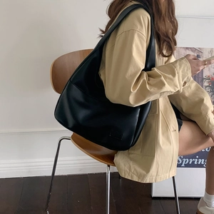 Minimalistische schwarze große Einkaufstasche in einer stilvollen Lifestyle-Umgebung
