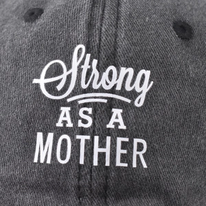Casquette de baseball gris foncé délavé avec texte blanc Strong AS A MOTHER