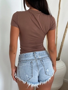 Rückansicht eines schmal geschnittenen braunen Kurzarm-T-Shirts mit blauen Denim-Shorts