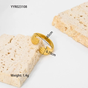 Vue détaillée de la bague mains dorées avec diamètre de 1,65 cm et largeur de 0,75 cm