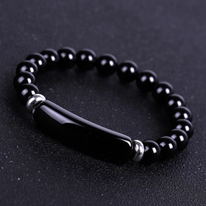 Bracelet en perles de pierres noires polies avec breloque rectangulaire et accents argentés
