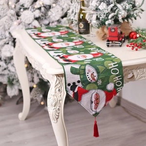 Camino de mesa navideño tejido con Papá Noel, muñecos de nieve y borlas rojas
