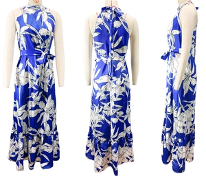 Vues de face côté et arrière d'une robe licou à fleurs bleues avec ceinture assortie sur mannequin