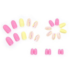Faux ongles ovales roses et jaunes à motif ondulé présentés avec un décor floral créatif