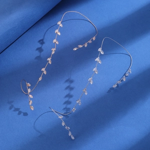 Dettaglio di eleganti ear cuff in oro rosa e argento con foglie di zircone e finitura