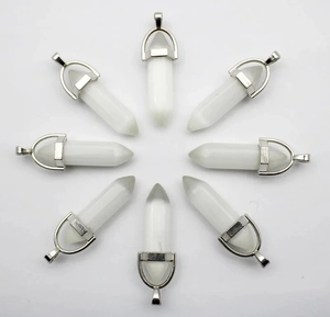 Detail van acht witte zeshoekige kristallen hangers met zilveren sluitingen in een cirkel