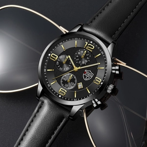 Montre homme d'affaires avec bracelet en cuir noir et cadran chronomètre doré sur fond sombre