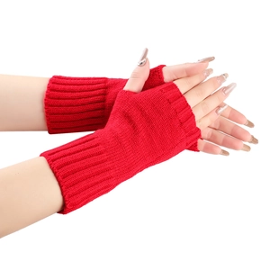 Primer plano de mitones de punto rojo con puños acanalados en las manos del modelo