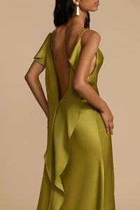 Detail eines eleganten olivgrünen Satin-Kleides mit rückenfreiem Design und Rüschen