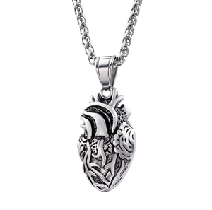 Collier avec pendentif cœur anatomique en argent antique et détails de texture musculaire