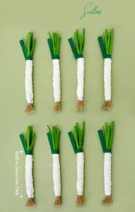 Detalle de juguetes para gato con forma de cebolleta y madera matatabi, pack de 8