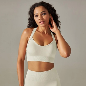 Détail du soutien-gorge de sport côtelé sans couture avec bretelles croisées en crème