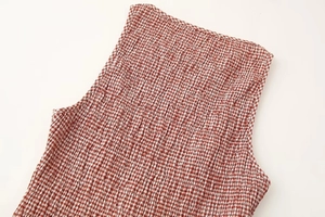 Détail du tissu vichy rouge et blanc avec texture élastique froncée de haute qualité