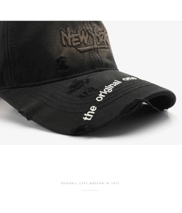 Vue détaillée de la casquette vintage avec broderie New York et bord de visière usé