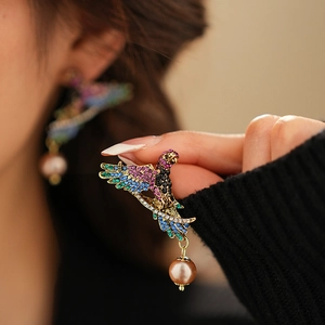Rainbow rhinestone bird earrings with pearl pendant in vintage luxury metal style