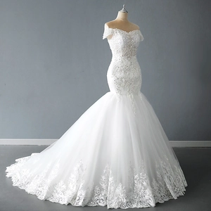 Robe de mariée sirène à épaules dénudées avec broderies en dentelle et perles
