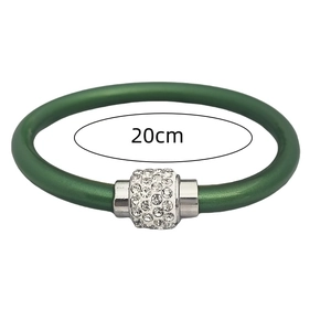 Detail eines 20cm grünen Silikon-Kunstlederarmbands mit silbernem Magnetverschluss