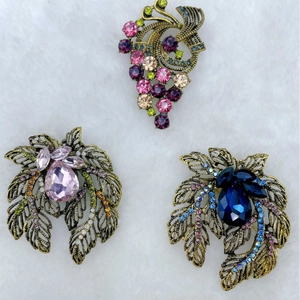 Vintage Flower Leaf Grape Brooches For Women Alloy Rhinestone Crystal Antique Gold Elegant Coat Pins Accessories