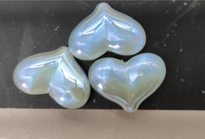 Macro di tre perle a forma di cuore perlato per gioielli fai da te e ciondoli