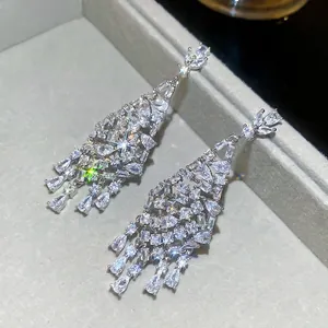Boucles d'oreilles pendantes en argent avec zircons blancs dans leur écrin
