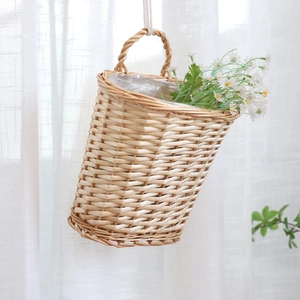 Détail d'un panier mural en osier tressé à la main avec une doublure en plastique étanche