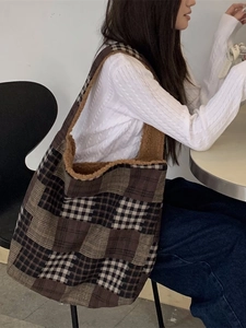 Retro plaid tote bag with faux shearling lining and large capacity for autumn/winter