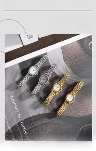 Dettaglio di orologi al quarzo ovali in oro e argento con cinturini in maglia metallica