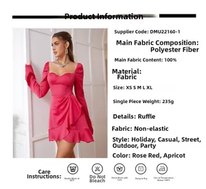 Détail de la robe fuchsia à manches longues montrant les volants et le tissu tissé