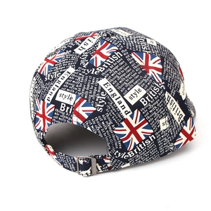 Dettaglio cappellino Union Jack con fibbia in metallo e stampa testo England