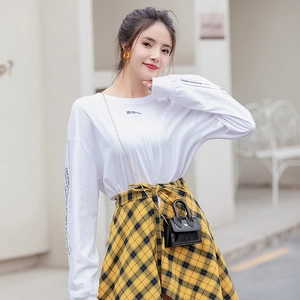 Niche white long sleeve T-shirt with embroidery and black chain crossbody jelly bag