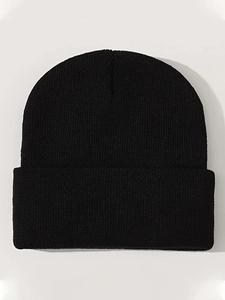 Detaillierte Nahaufnahme einer klassischen schwarzen Rippstrickmütze mit breitem Umschlag