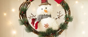 Détail d'une couronne de bonhomme de neige de Noël avec rotin et baies rouges