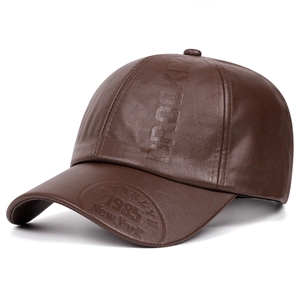 Détails de texture de la casquette d'hiver en cuir PU marron avec lettrage Brooklyn