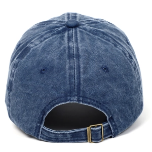 Dettaglio del cappellino in denim lavato con fibbia di regolazione in metallo bronzato
