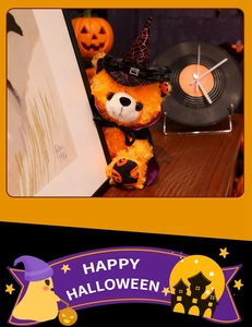Dettaglio dell'orso di peluche di Halloween con cappello da mago e mantello viola