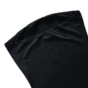 Détail du tissu noir hautement élastique avec couture fine et texture lisse et douce
