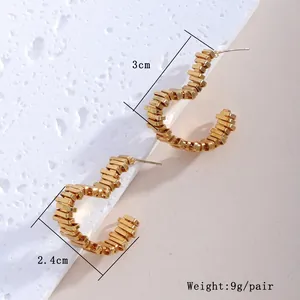 Makroaufnahme vergoldeter geometrischer C-Ohrringe mit den Maßen 3cm x 2,4cm