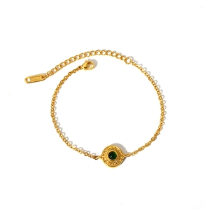 Vue détaillée du bracelet doré en acier inoxydable orné d'une pierre turquoise verte
