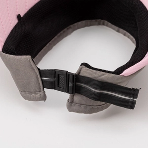 Détail de la boucle réglable et de la doublure en maille de la visière rose