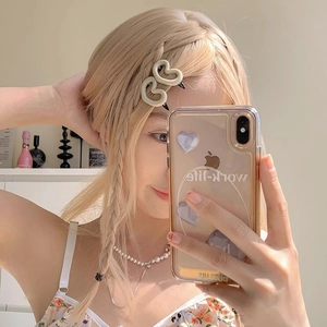 Lot de barrettes coeur beige mat portées par un mannequin dans un style doux au quotidien