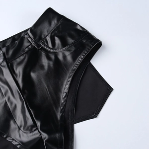Dettaglio degli shorts in pelle PU nera con cuciture rifinite e passanti per cintura