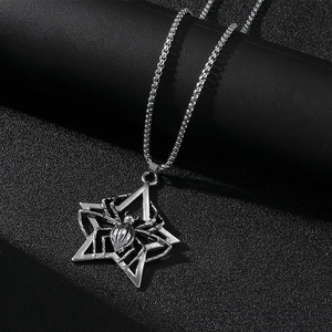 Vue détaillée du collier en acier inoxydable argenté avec pendentif étoile et araignée