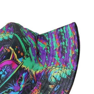 Dettaglio della stampa gatto neon colorata e cuciture parallele su un cappello bob
